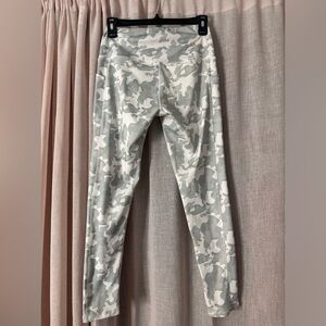 Medium Woman’s Camo leggings grey white